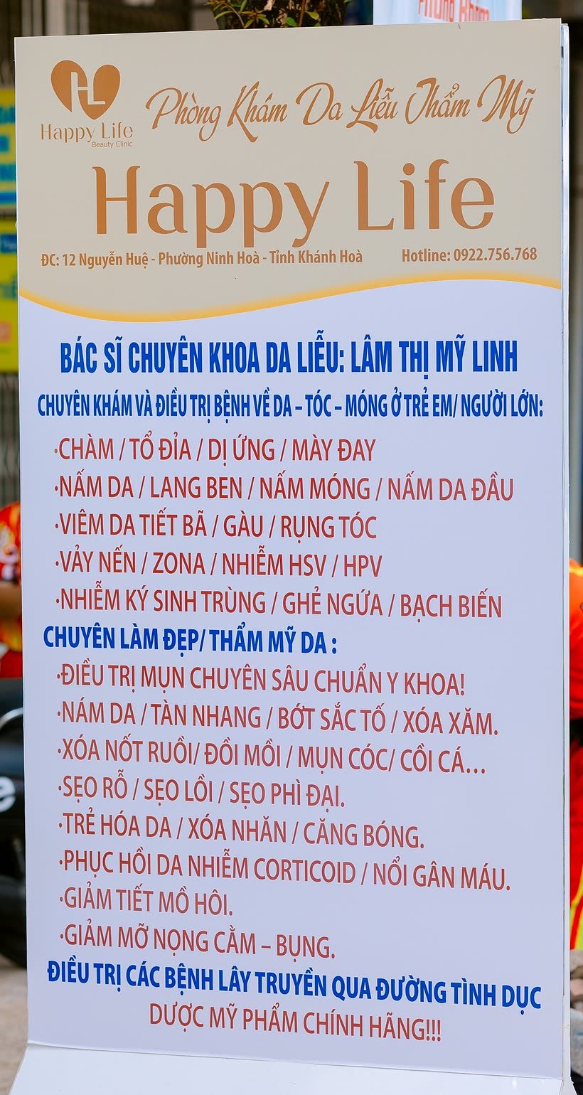Bảng giới thiệu dịch vụ đặt trước phòng khám Happy Life, dòng cuối ghi điều trị các bệnh lây truyền qua đường tình dục